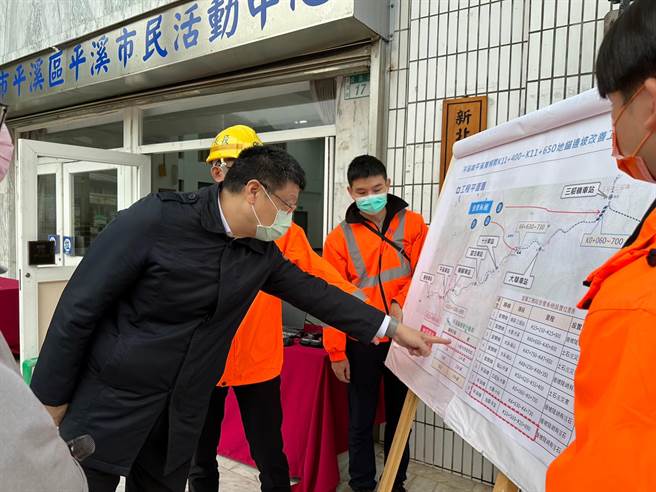 台铁局长杜微赴平溪视察边坡改善工程(台铁提供)