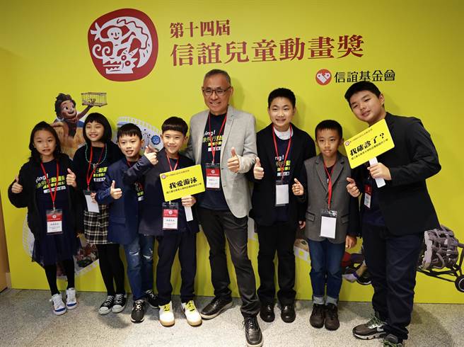 国北教大附小陈建廷老师(图中)指导的二部作品《我爱游泳》、《我确诊了？》囊括两座儿童特优奖(信谊提供)