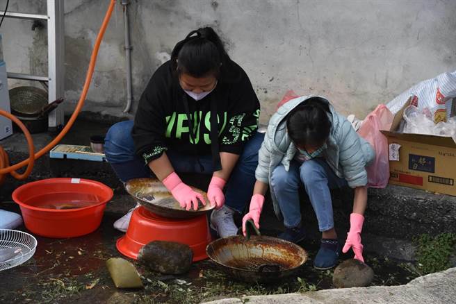 小朋友不畏寒冷在路邊清洗電扇、鍋碗瓢盆，讓屋主黃伯伯看得相當不捨，非常感動又開心。(員林青工提供／吳建輝彰化傳真)