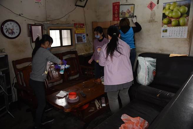 30多位的青工會弟兄協助黃伯伯整理家園，大小朋友們頂著寒風，裡裡外外全部清掃一次。(員林青工提供／吳建輝彰化傳真)