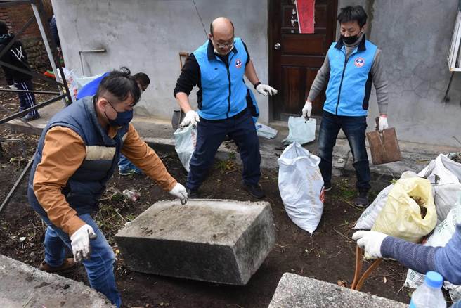 黃伯伯家門口雜草叢生，在青工會的協助下，終於看見地板。(員林青工提供／吳建輝彰化傳真)
