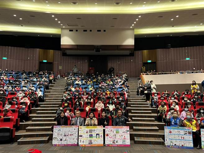 雲林縣頒發奮學獎助學金40萬元，鼓勵罕見疾病學子等200人翻轉人生。（張朝欣攝）