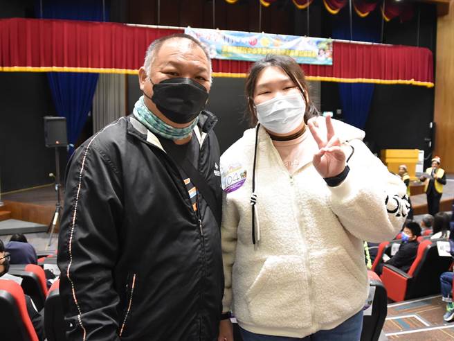 罕見疾病邱姓女國中生（右）獲頒奮學獎助學金，與父親開心合照。（張朝欣攝）