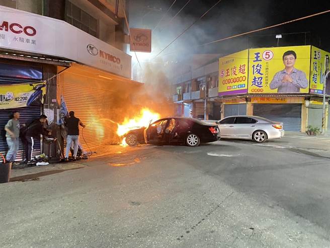 彰化县北斗镇地政路与中兴路口17日晚间11点多，发生一起严重车祸，2车行经路口疑似未互相礼让，不慎发生碰撞，还引起火烧车。(民眾提供／吴建辉彰化传真)