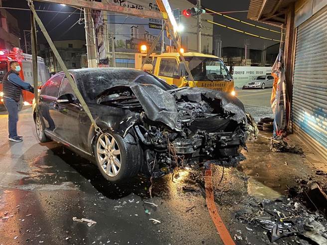 所幸车上驾驶与乘客都及时逃出，警消表示，这起事故共造成3人轻伤，火势迅速扑灭，没有波及到一旁民宅，详细的肇事原因仍有待调查厘清。(民眾提供／吴建辉彰化传真)