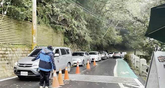 桃園拉拉山未降雪，上山期待賞雪遊客仍多。(呂筱蟬攝)