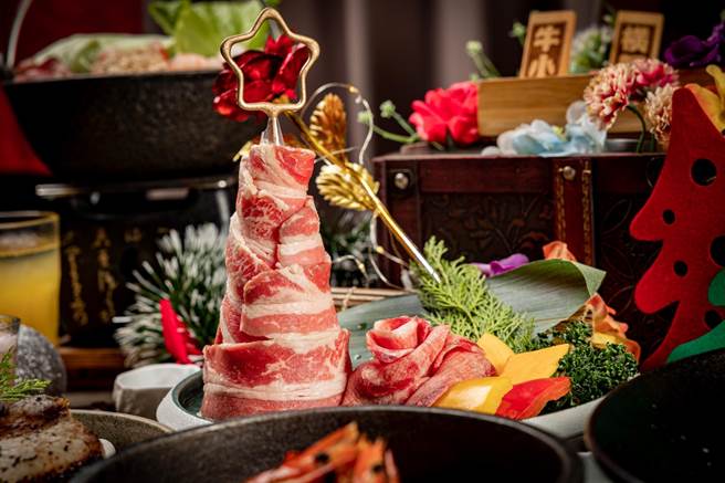 「山鲸烧肉」圣诞套餐吃得到「安格斯雪花牛圣诞树」(左)和澳洲和牛舌玫瑰花。(山鲸烧肉提供)