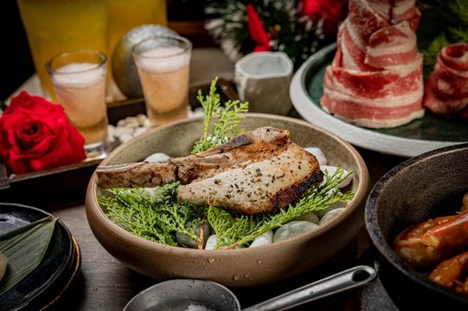 战斧猪排集弹、嫩、多汁与香馥于一体，口感丰富。(山鲸烧肉提供)