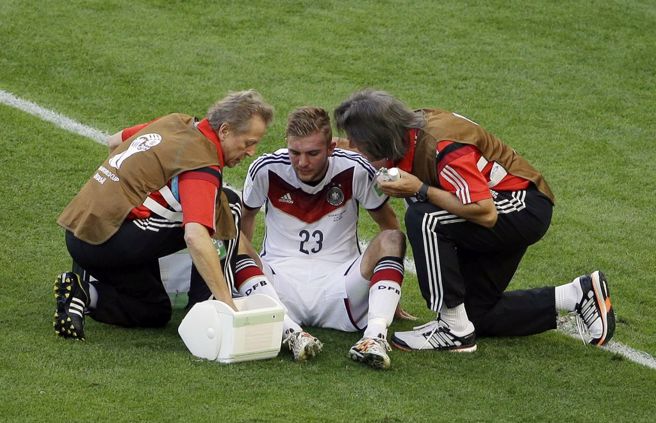 2014年世足决赛，德国中场克拉玛被撞伤头部失去记忆。（美联社资料照）