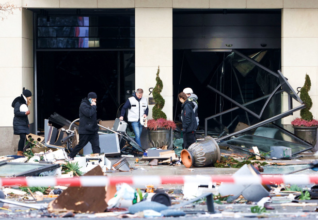 世界最大圓柱水族箱炸開 上千魚屍遍地 官員曝可能原因 - 國際 - 中時新聞網