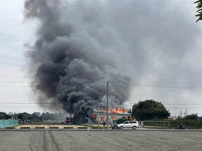 雲林縣二崙鄉1處倉庫大火濃煙衝天，疑雜草火警釀禍。（雲林縣政府新聞處提供／張朝欣雲林傳真）