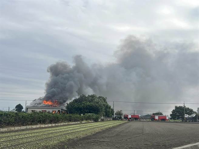 雲林縣二崙鄉1處倉庫發生火警，消防人員獲報共出動各式消防車輛7輛、警義消人員30名搶救。（雲林縣政府新聞處提供／張朝欣雲林傳真）