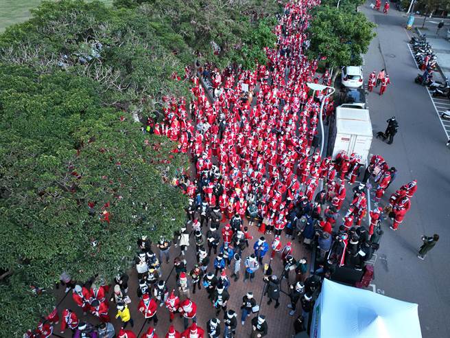 由勤美集团举办耶诞趣味路跑在18日盛大回归，顶着冷冷寒风一早超过2千名身装耶诞老人服装的参赛者齐集西区市民广场，把草悟道街区映得满满圣诞红。（勤美集团提供／冯惠宜台中传真）