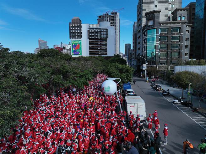 由勤美集团举办耶诞趣味路跑在18日盛大回归，顶着冷冷寒风一早超过2千名身装耶诞老人服装的参赛者齐集西区市民广场，把草悟道街区映得满满圣诞红。（勤美集团提供／冯惠宜台中传真）