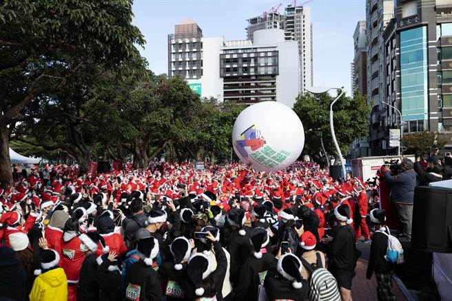 由勤美集团举办耶诞趣味路跑在18日盛大回归，顶着冷冷寒风一早超过2千名身装耶诞老人服装的参赛者齐集西区市民广场，把草悟道街区映得满满圣诞红。（勤美集团提供／冯惠宜台中传真）