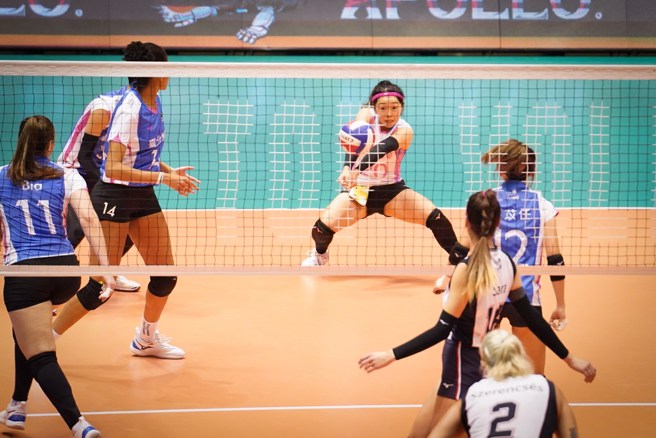 台北鲸华自由球员赖湘程把球稳稳接起。(中华排协提供)
