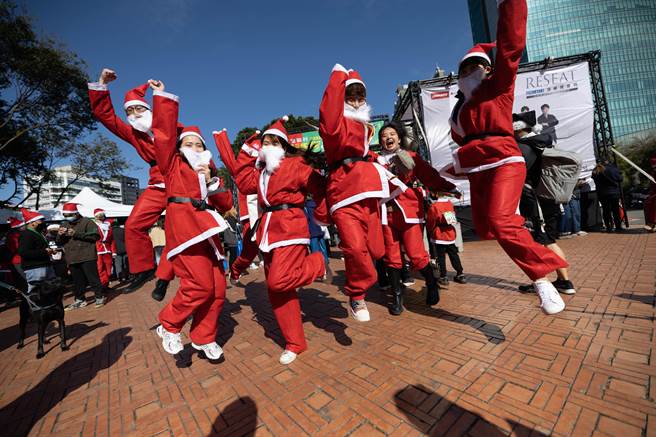 耶诞趣味路跑活动途中特别设置3大趣味关卡，吸引不少现场民眾拍照留念。（勤美集团提供／冯惠宜台中传真）