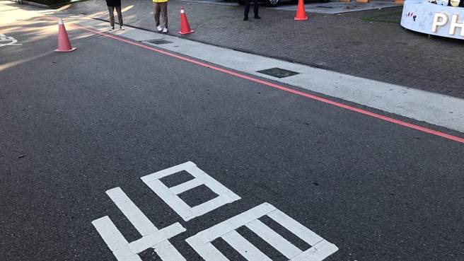 台中市一家电子游艺场18日下午传出枪响，警方在现场查获11枚弹壳。(民眾提供)