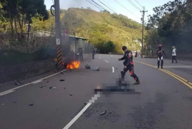 台3線苗栗縣三灣段重機騎士與朋友競速飆駛，過彎時失控撞向電線桿，騎士整個人拋飛躺在路中失去意識，重機則冒出陣陣白煙，接著起火燃燒成廢鐵。（翻攝照片）