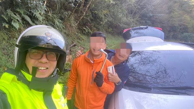 和平警分局胜光派出所副所长张明殷练就一身换胎好功夫，今天亲自教爆胎民眾换胎。（警方提供）