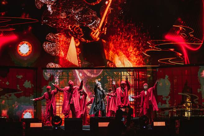 周杰伦在新加坡演唱会上，更新服装造型及曲目。（杰威尔音乐提供）