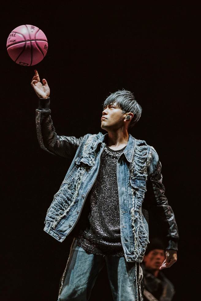 周杰伦身穿牛仔运动风服装玩起花式篮球。（杰威尔音乐提供）