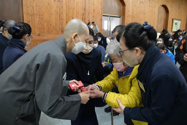 慈濟在池上舉辦歲末祝福感恩會，法師分送紅包給民眾。（慈濟提供）