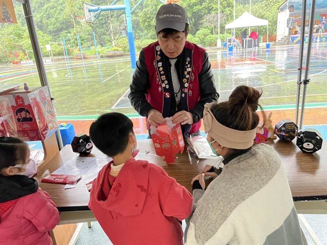 「烏來聖誕公益園遊會」結合5新-新科技、新媒體、新教育、新創藝、新教育，內容還包含手作體驗。（主辦單位提供）