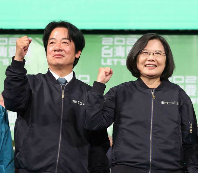 总统蔡英文（右）27日拍板兵役延长至1年，新制将在2024年实施。（中时资料照／蔡依珍摄）