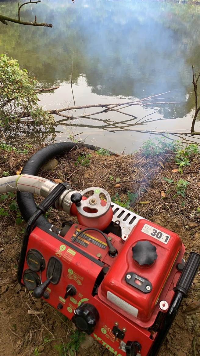 白河区一处民宅起火，警消遍寻不着消防栓补充水源，幸好找到一处水塘抽水。（读者提供／程炳璋台南传真）