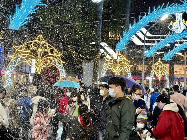 全台連日凍番薯，屏東18日也僅11至17度，但即使天氣冷颼颼，仍有近萬人次湧入屏東公園「賞雪」。（屏縣府提供／謝佳潾屏東傳真）