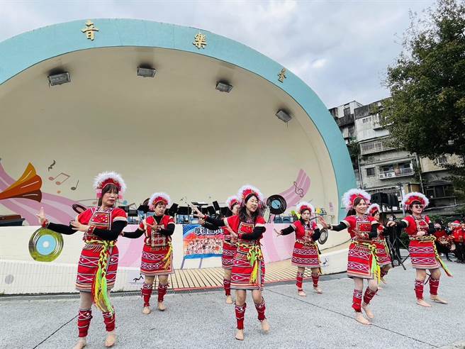 三重区公所举办圣诞音乐会，有表演团体演出原住民舞蹈暖场。（三重区公所提供）