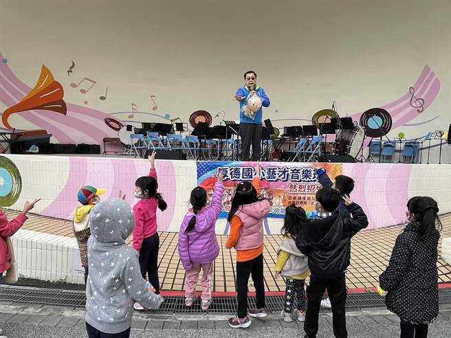 三重区长陈奇正在现场与小朋友互动。（三重区公所提供）
