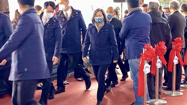 行政院長蘇貞昌（後）今（18日）再度與蔡英文總統（前）同台，至宜蘭縣參加「南方澳跨港大橋重建工程」通車祈福典禮。（吳佩蓉攝）