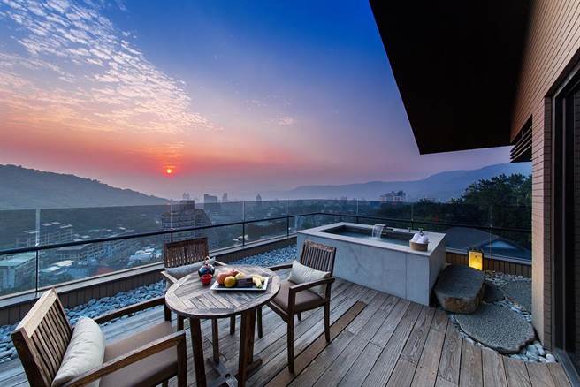 北投丽禧温泉酒店一泊一食住房专案，平日优惠价14000元起，可入住雅致山景客房、享受精致早餐，还可享受室内浴池。(北投丽禧温泉酒店提供)