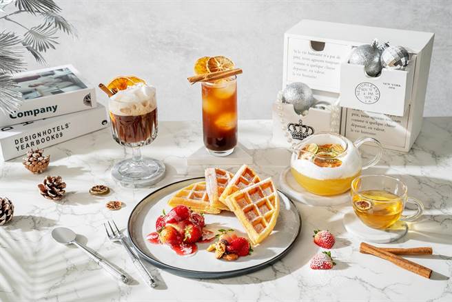 THE Lounge推出「冬映。午后怡享时光」下午茶套餐，草莓米松饼搭配冬季特调1杯，每套450元起。(台北国泰万怡酒店提供)
