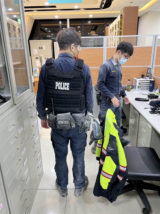 2名警員被吳男持滅火器噴灑，身上全是乾粉。（警方提供）