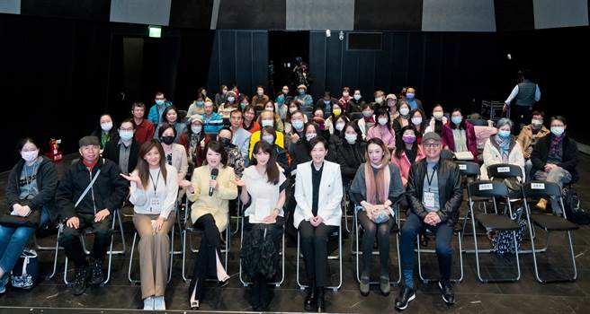 孟庭苇（前排右4）等人受邀出席座谈会。（台北禾沣文化事业有限公司提供）