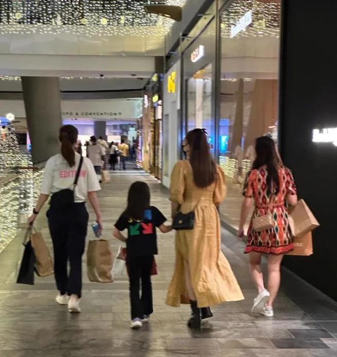 昆凌带着女助理、小周周逛街。（图／微博）