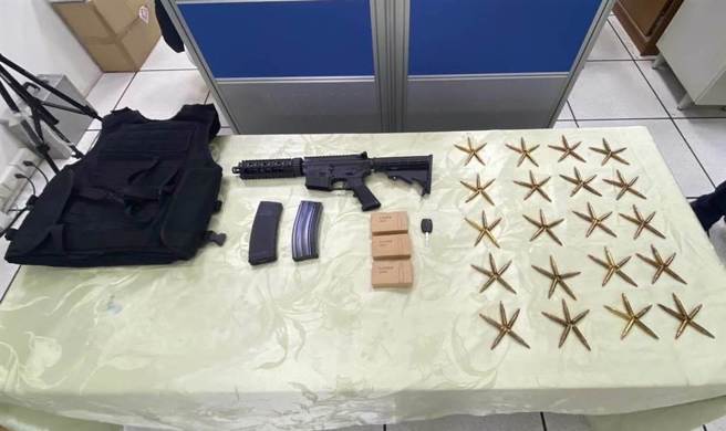 警方在詹姓男子座车内起出犯案相关工具。(警方提供)