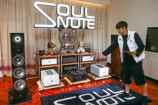 2022第43届台北国际音响大展最后一天，业者介绍着来自日本的音响相关产品，图中设备，超过1千万元。（邓博仁摄）