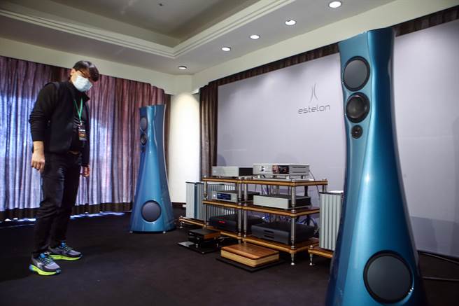 2022第43届台北国际音响大展最后一天，线条流利时尚的音响相关产品，超过1千2百万元。（邓博仁摄）