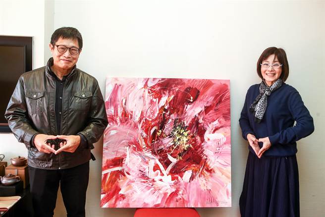 2022第43届台北国际音响大展除了展示音响外，也结合艺术品于展览中。画家陈罗克（左）《牡丹》作品，灵感来自于女人孕育小孩的过程，怀孕、出生、绽放，作品顏色缤纷。策展人林岩卫博士（右）形容作品就像生命的延续。（邓博仁摄）