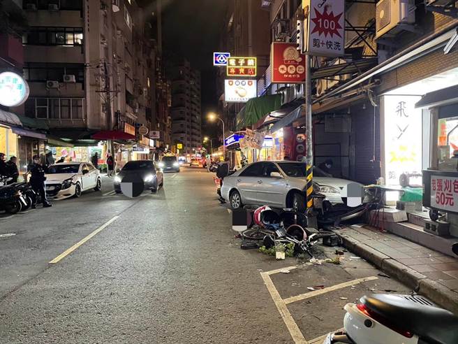 張姓男子駕駛的轎車遭撞擊後衝撞路燈、招牌。（翻攝畫面）