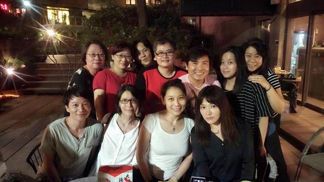 唐绮阳等人分享大学照片，可见许多知名的同班同学。（公视提供）