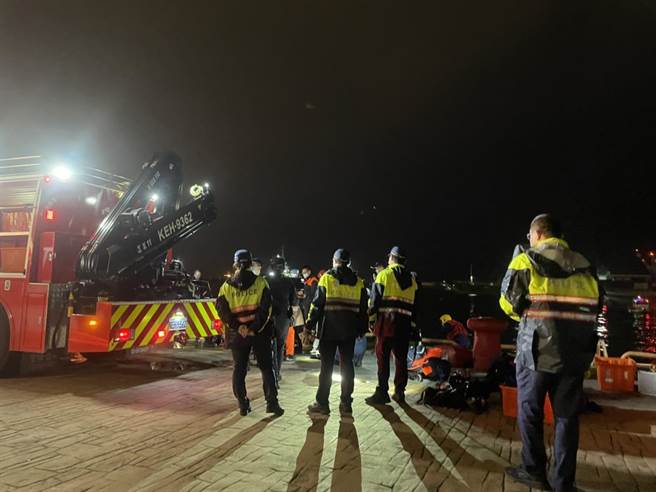 該名男同學落水後，搜救人員約晚間7點多摸黑找到人。（洪靖宜攝）