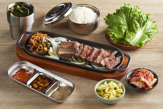 「八色烤肉mini」以「滋滋火烤盤獨食料理」打響名號，圖片菜色為「秘漬帶骨牛小排」套餐。(八色烤肉mini提供)