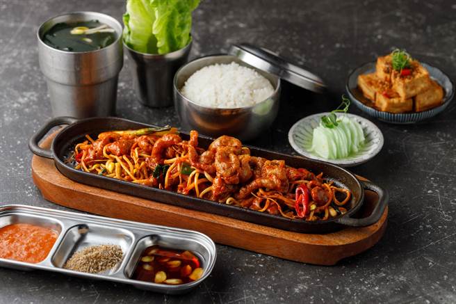 「八色烤肉mini」首賣跟韓國 「豆火」聯名的「豆芽炒豬肉」套餐，限期供應，售價260元。(八色烤肉mini提供)