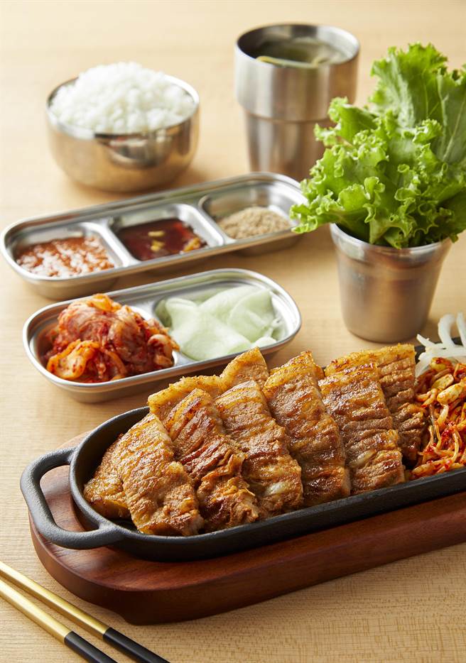 「八色烤肉mini」首創獨食韓式燒肉套餐，餐點有肉類主食、兩款韓式小菜、米飯、包肉生菜、湯品、3款沾醬。(八色烤肉mini提供)
