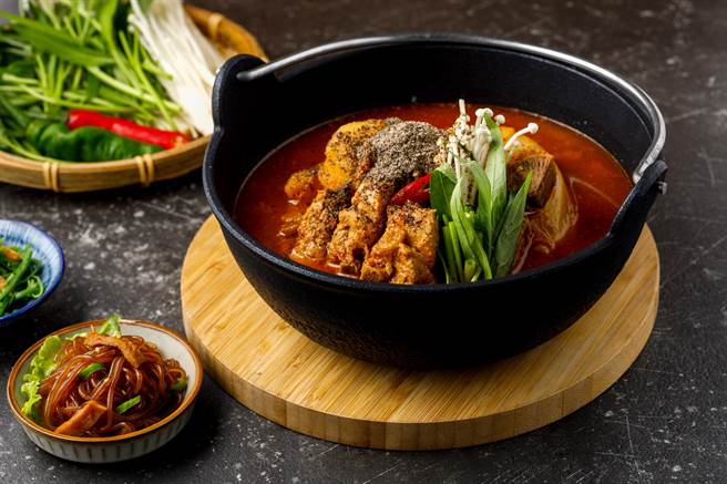 「八色烤肉」首度將弘大超人氣的馬鈴薯排骨鍋端上台灣餐桌。(八色烤肉提供)